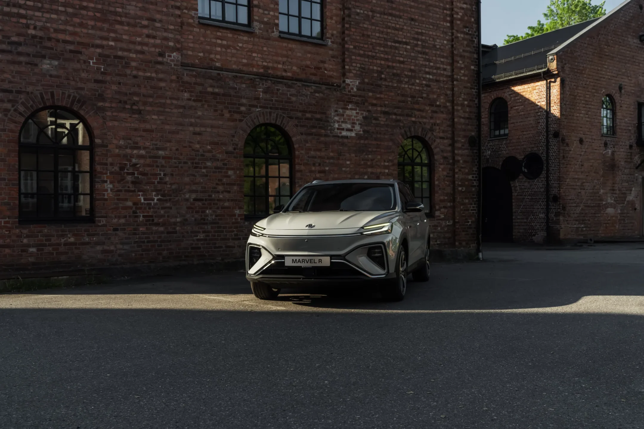 Ny SUV fotografert foran murbygg i kveldslys